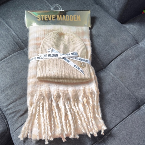 Steve Madden Accessories - Steve Madden Beige and Cream Knit Set